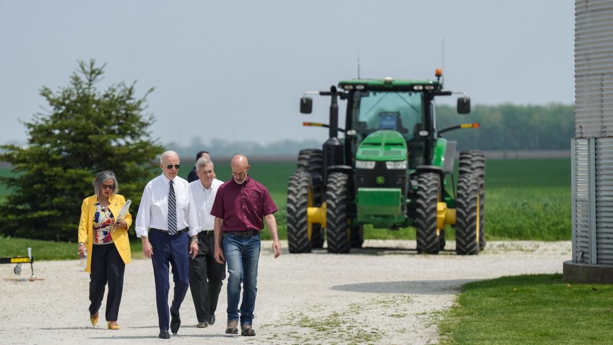 Rep. Kelly and President Biden walk on a farm in Kankakee, Illinois