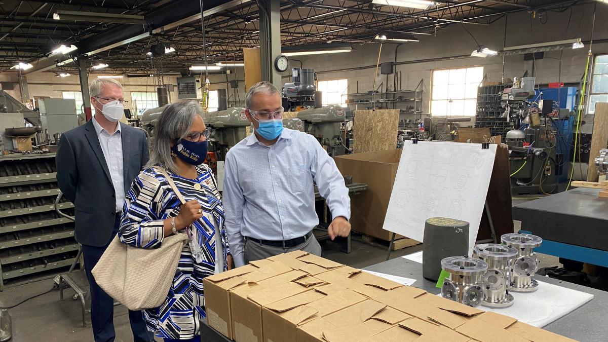 Rep. Kelly at manufacturing facility 